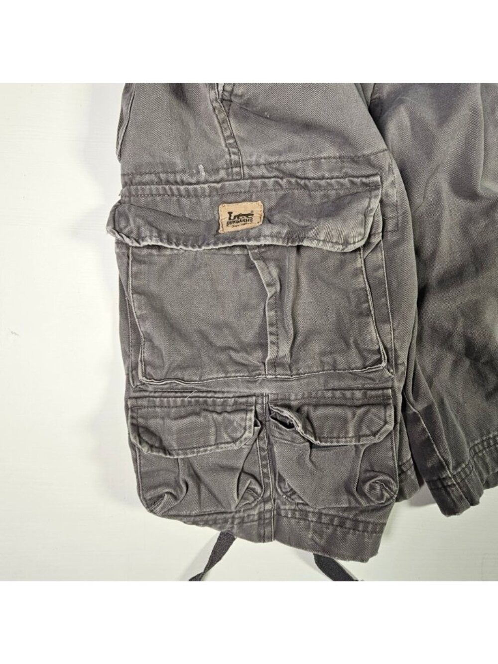 Lee Dungarees 9-Pocket Cargo Shorts Men's Size 33x11" Gray Y2K Skater Grunge - Picture 7 of 10